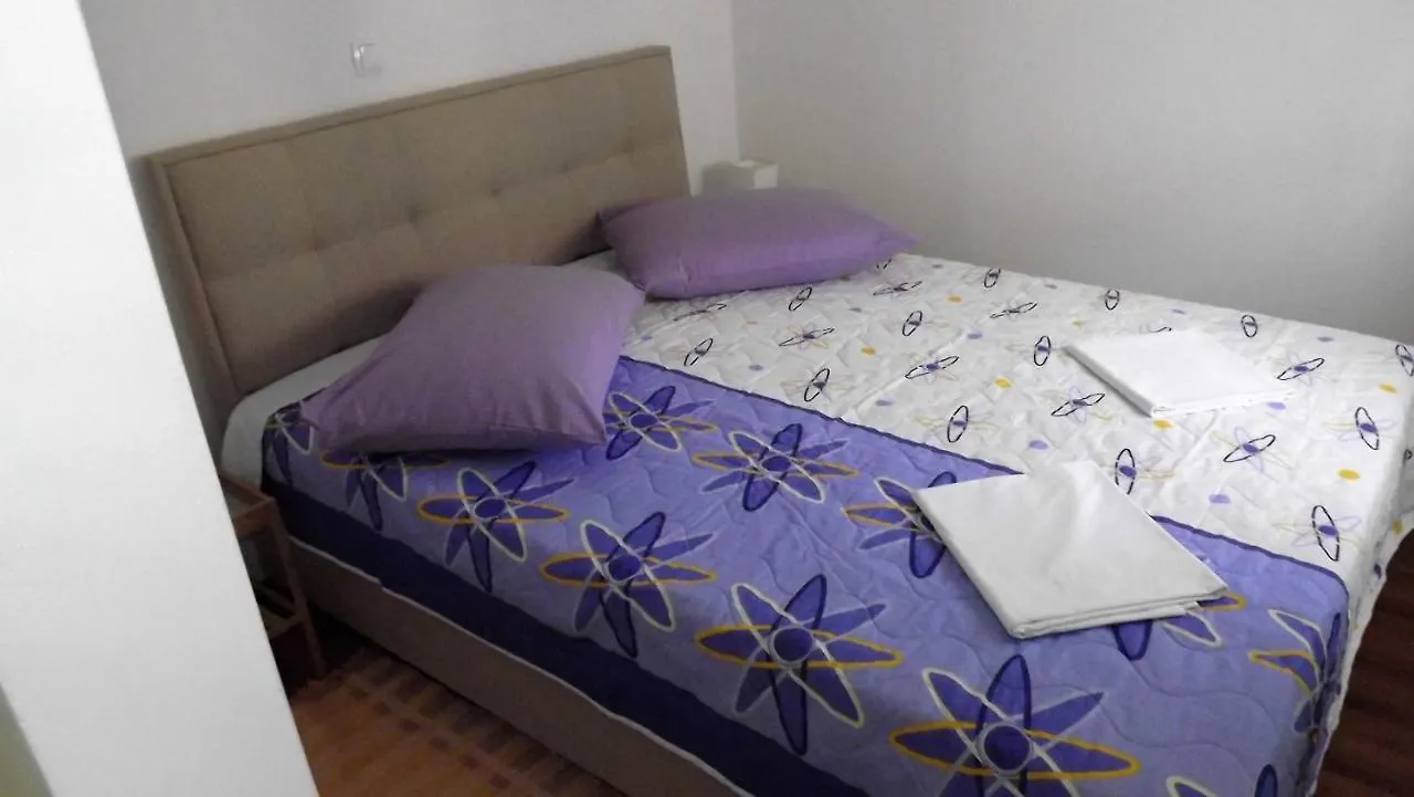 Appealing Apartment 8 Sleeps 3 Guests Split